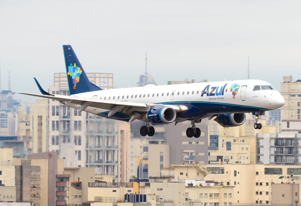 Azul Airlines Embraer 195 on final approach to Congonhas Airport