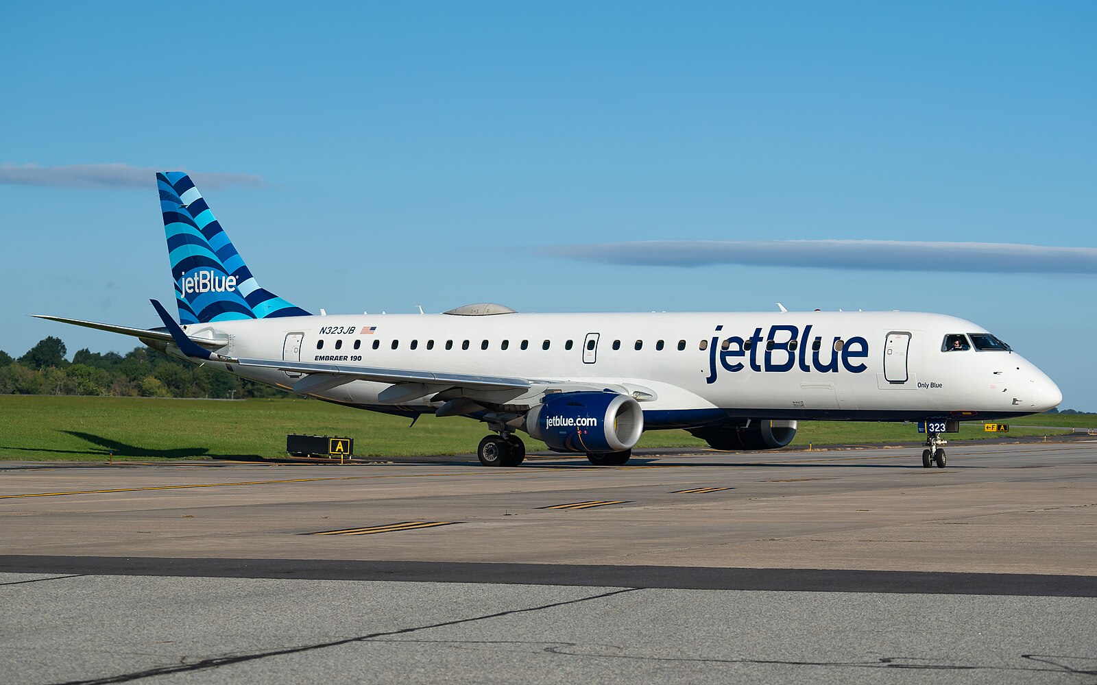 JetBlue Embraer E190 N323JB at Westchester