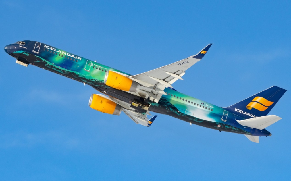 Icelandair Northern Lights 757
