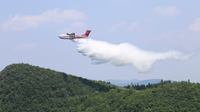 AG600 amphibious aircraft waterbombing