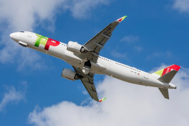 Avión de línea moderno de última generación Airbus A321 neo NXLR de la aerolínea TAP Air Portugal despegando en el aeropuerto de Málaga Costa del Sol.