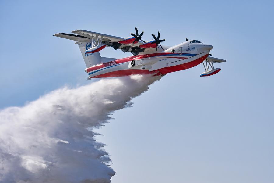 Chinas amphibious AG600 waterbomber