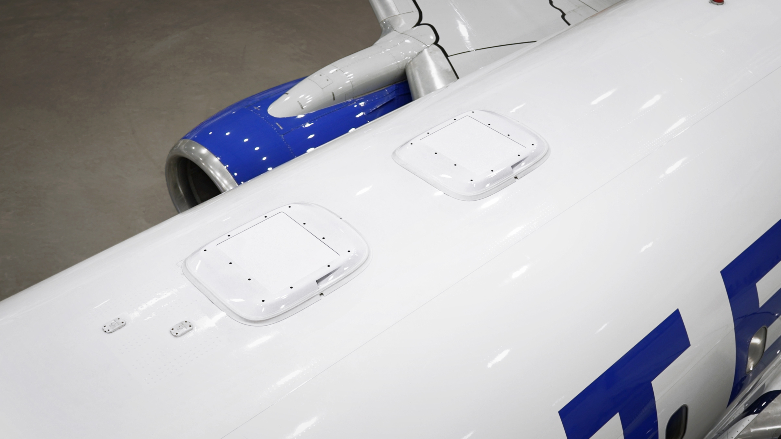 United Airlines Starlink antennas installed on Boeing 737-800