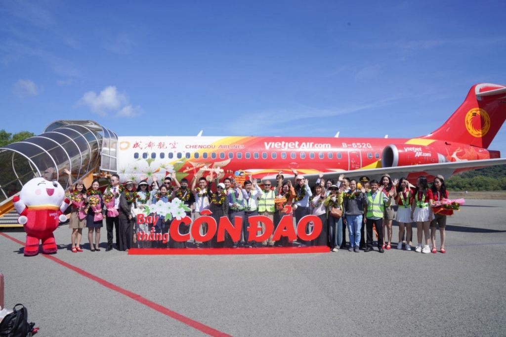 VietJet Comac C909 Con Dao island