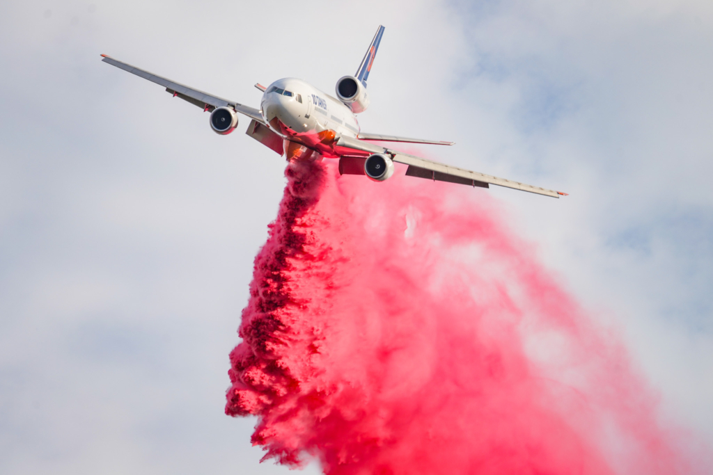 10 Tanker DC-10 waterbomber in action