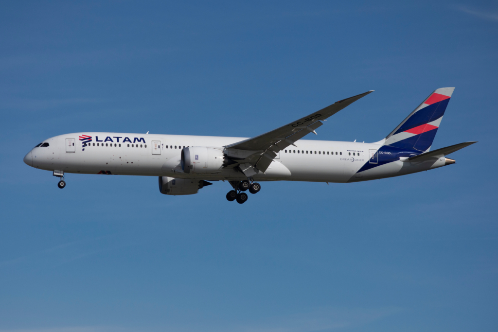 LATAM AIrlines Boeing 787 landing