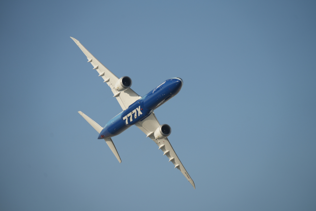 Boeing 777X dubai airshow flying display