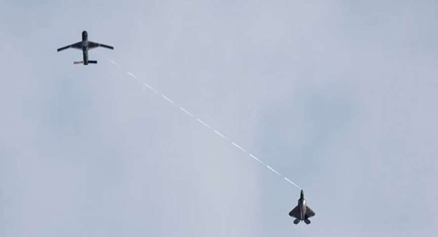 F-22 Raptor controling MQ-20