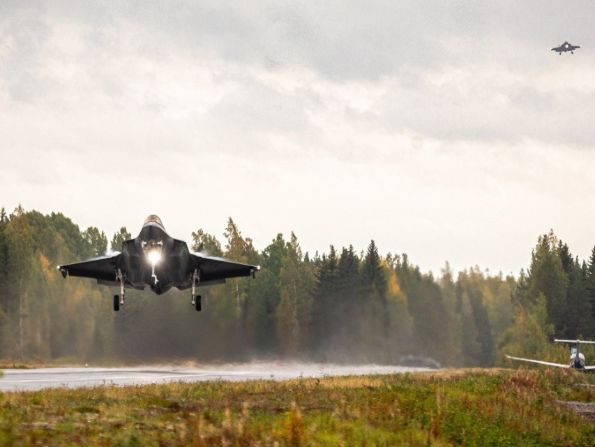 F-35 landing on Finnish highway