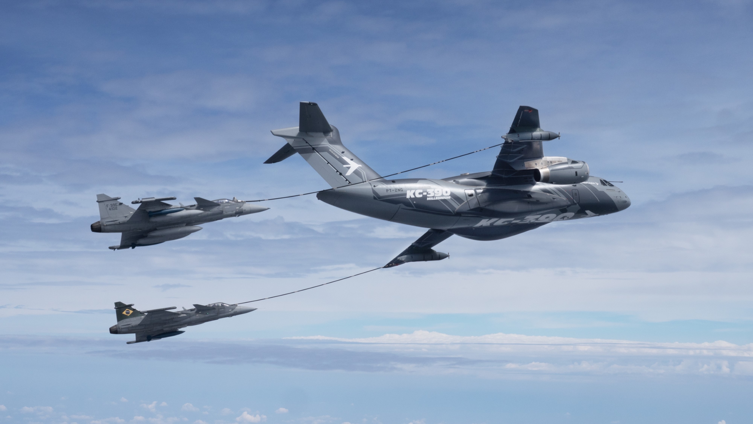 KC-390 and Gripen refueling