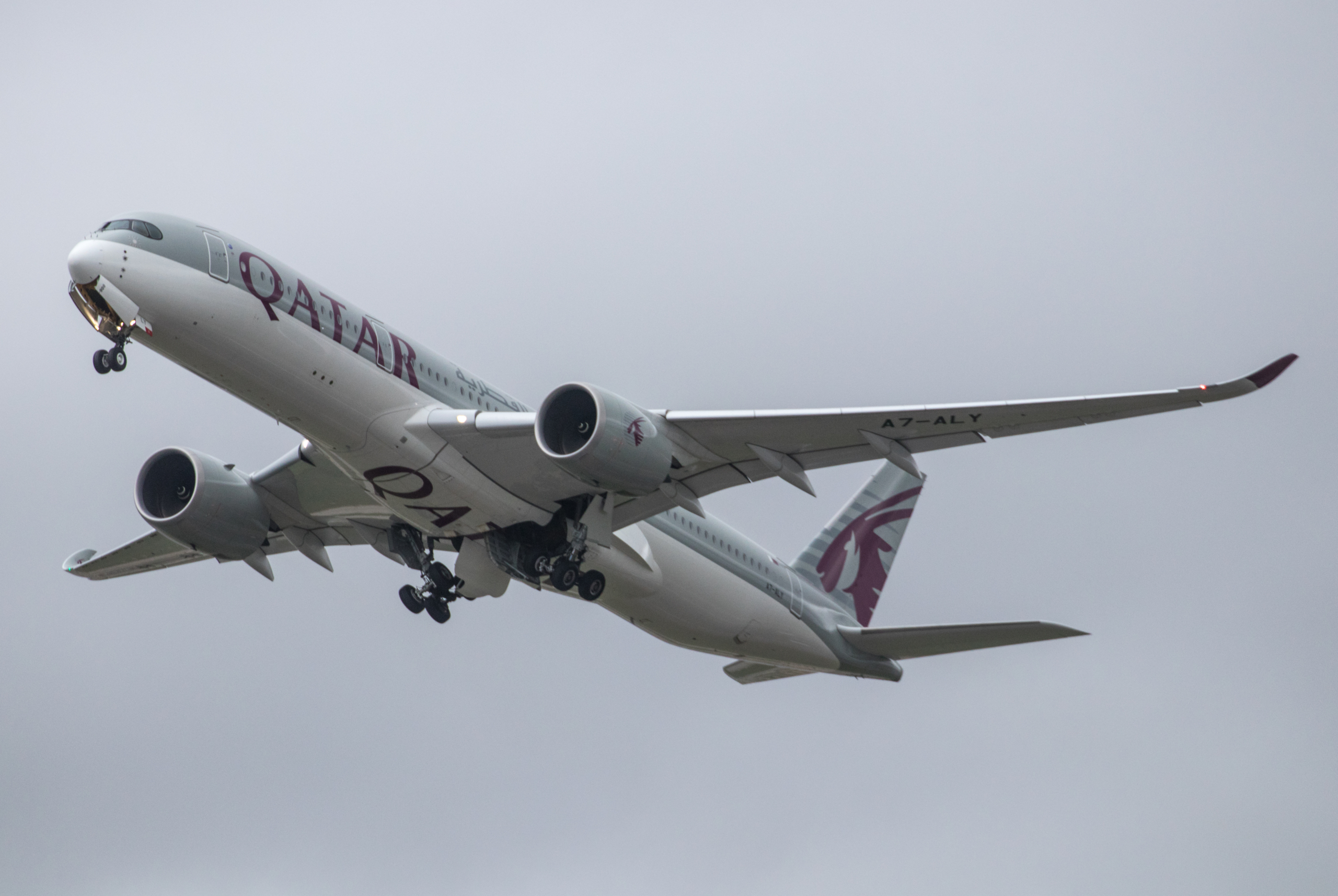 Qatar_Airways_A350-900_(A7-ALY)_@_LHR,_Feb_2020