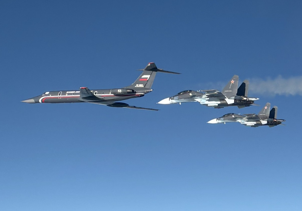Russian Tu-134 with Su-30s