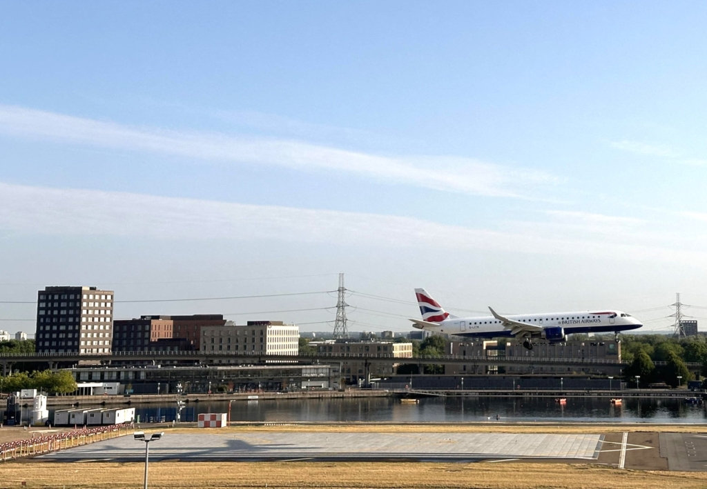 A British Airways aircraft taking off at London City Airport with an EMAS at the end of the runway