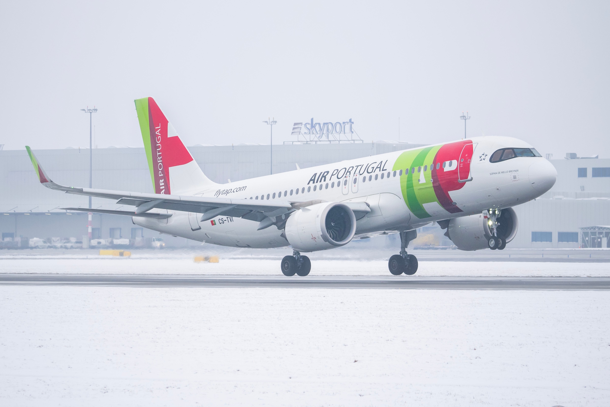TAP Air Portugal Airbus A320neo in the snow