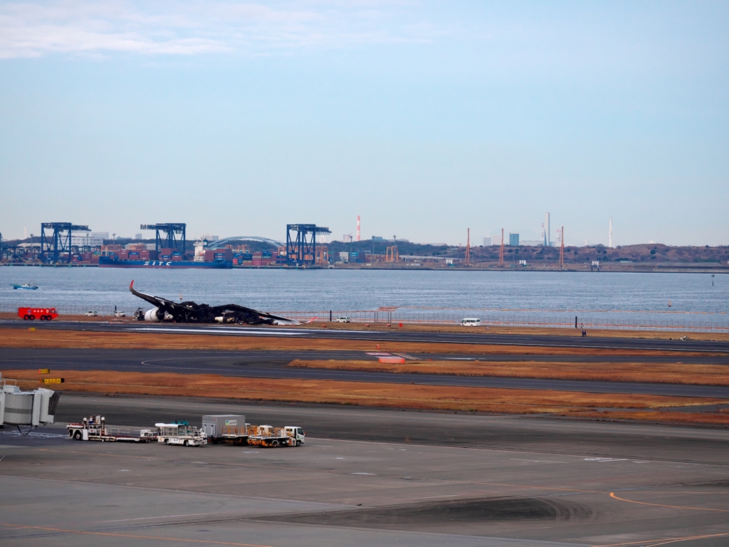 View of the area around the wreckage of JAL Flight 516.