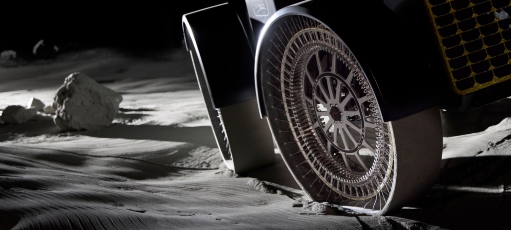 Mona Luna's hyper-perfomable wheels enable it to navigate loose soil and rocky slopes, such as those found on the Moon