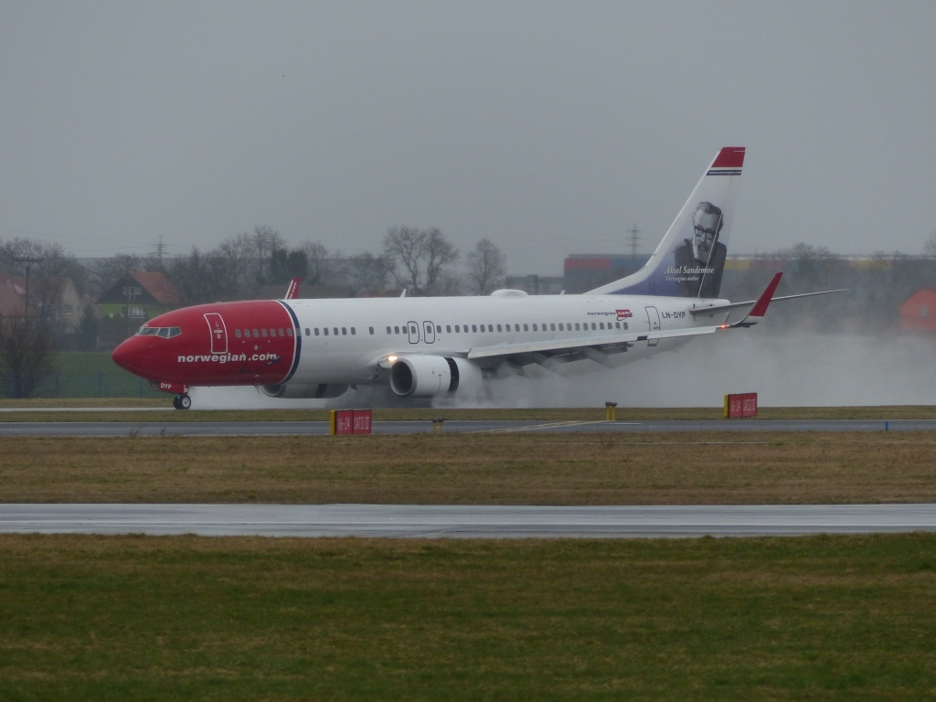 Norwegian Air wet runway