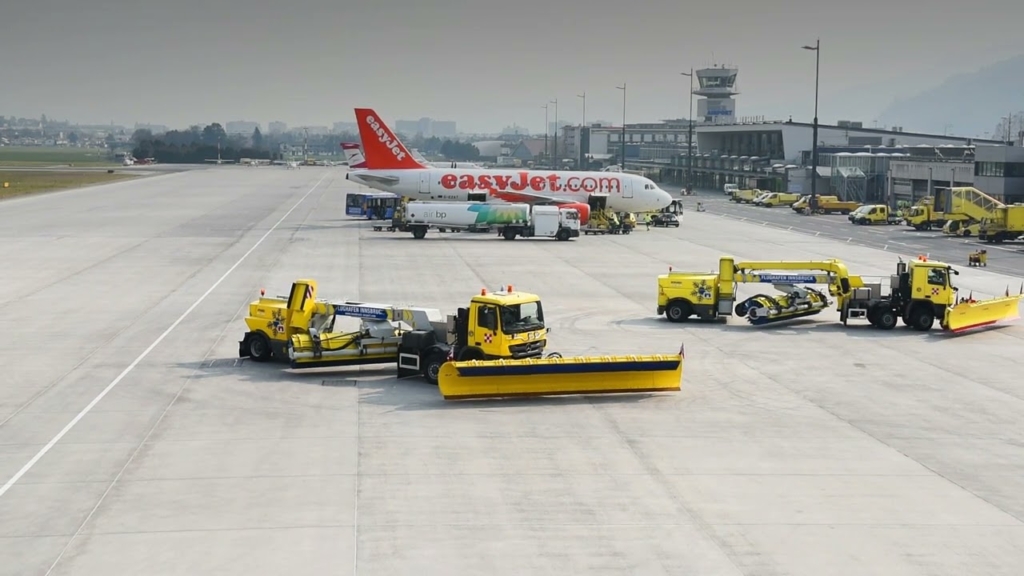 Overassen snow ploughs at an airport