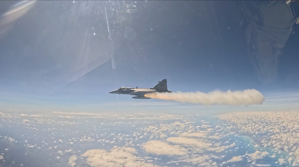 Saab Gripen E firing MDBA Meteor missile in brazil
