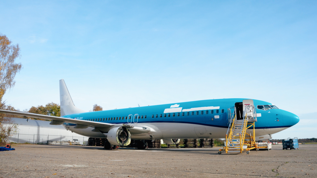 KLM's 1st Boeing 737-800 heads for end-of-life recycling
