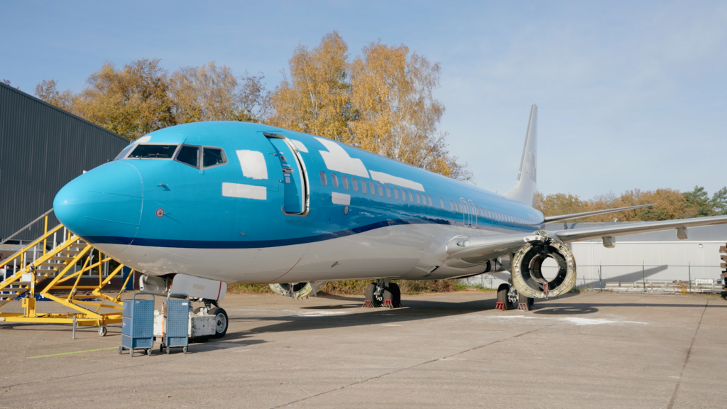 KLM's 1st Boeing 737-800 heads for end-of-life recycling