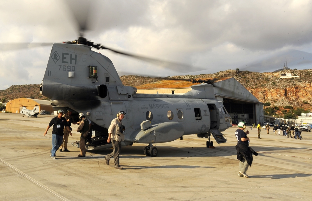 A CH-46E Sea Knight from HMM-264 'Black Knights' offloads participants in the 76th Joint Civilian Orientation Conference (JCOC) at NSA Souda Bay in Crete, Greece, on 21 September 2008. Image: US DOD/Tech Sgt Jerry Morrison