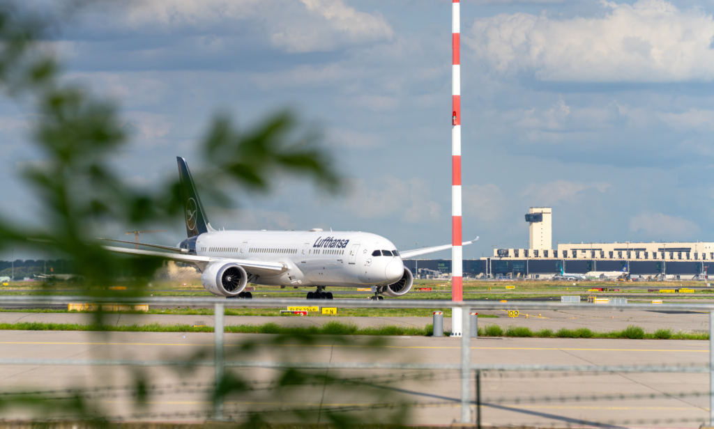 Lufthansa 787 on ground
