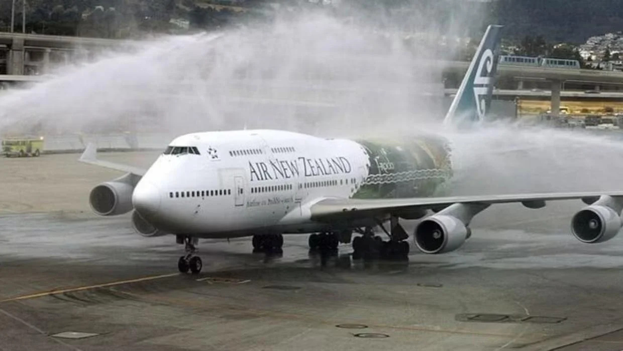 Air New Zealand Boeing 747-400 with Lord of the Rings livery