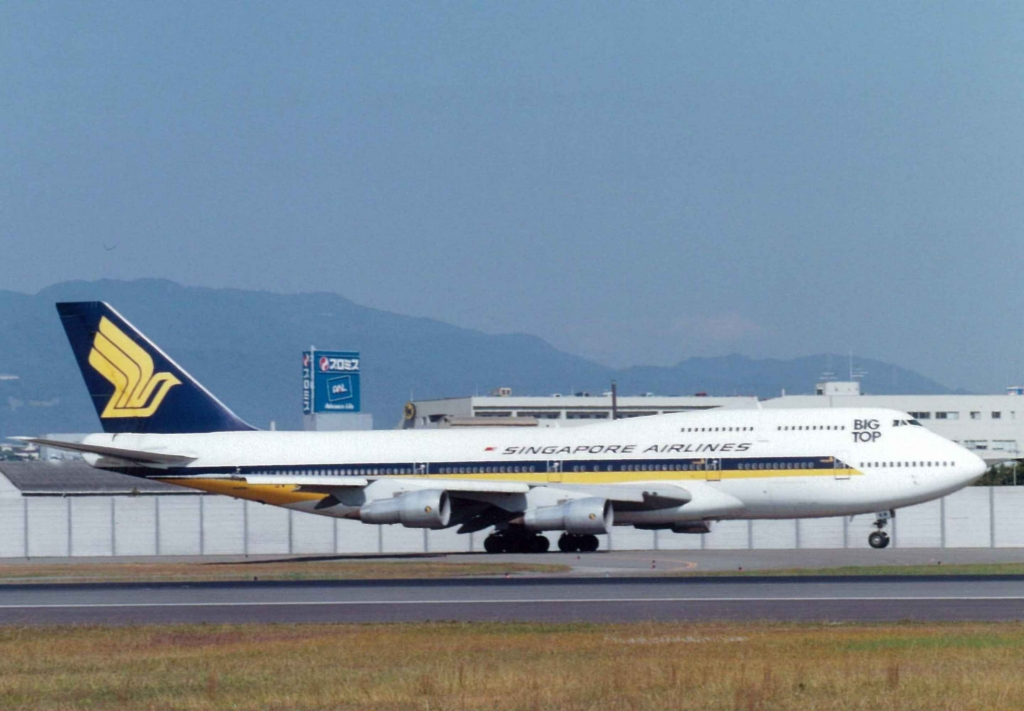 Boeing_747-300_(Singapore_Airlines)_12