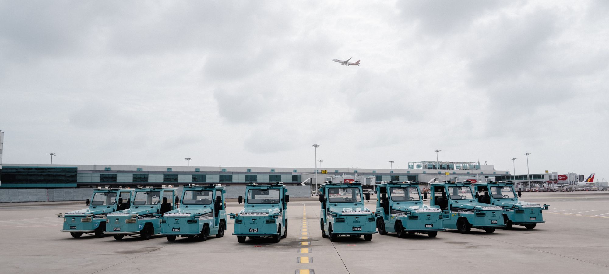 Changi Airport Group fully driverles autonomous baggage tractors