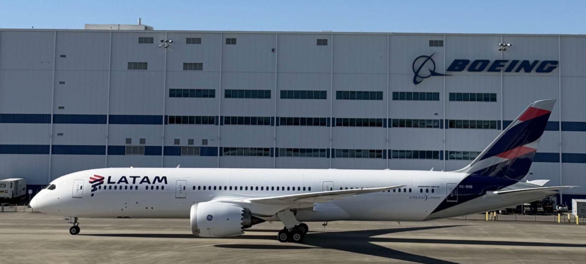 LATAM Airlines takes delivery of Boeing 787-9 Dreamliner at Santiago