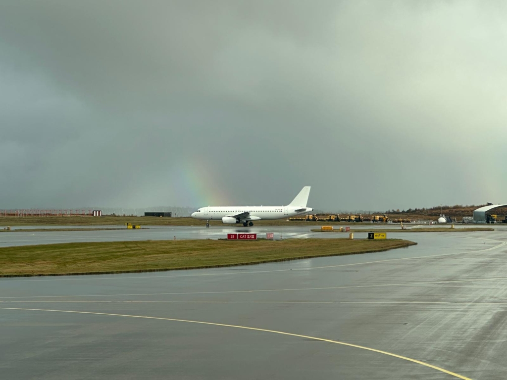 Airbus A320 taxiing in the rain