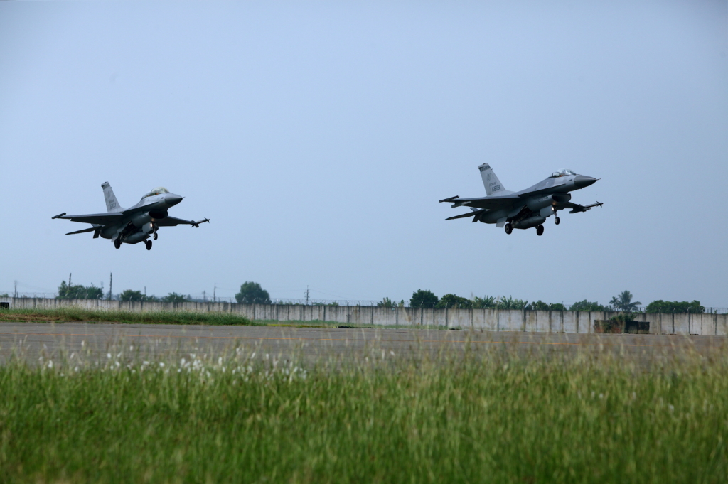 Taiwan F-16 flying