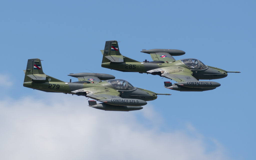 A pair of FAU-operated A-37B Dragonfly light attack jets (serials FAU-279 and FAU-285) fly together in close formation on 3 October 2021. Image: Wikimedia Commons/Alfonso Quincke