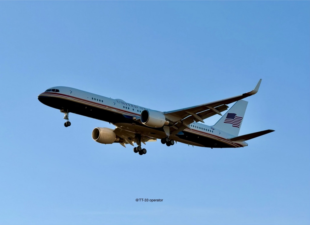 AIr Force two Boeing 757 get trump livery