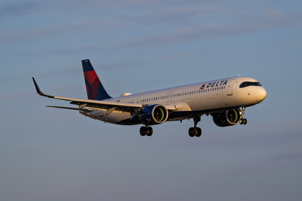Delta Airlines Airbus A321Neo N587DT arrival into runway 26 at Phoenix Sky Harbor Intl. Airport.