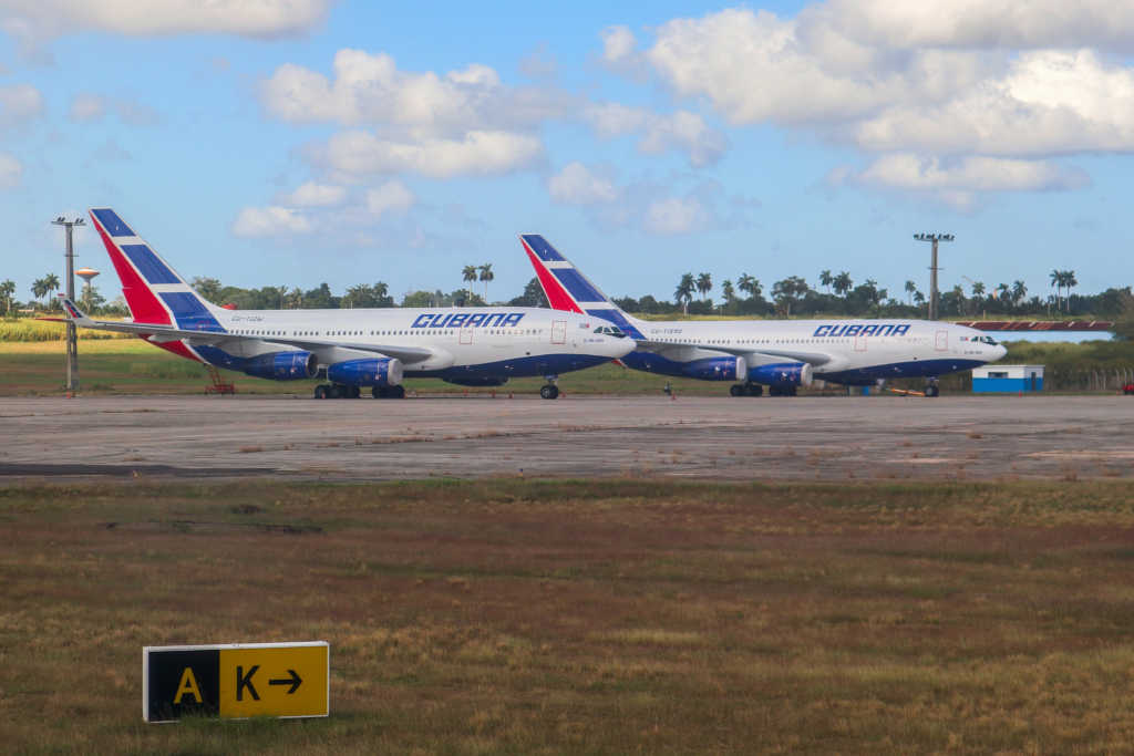 Cubana parked Il-96s 