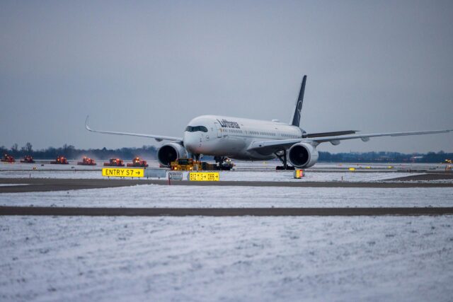 Lufthansa A350 in snow