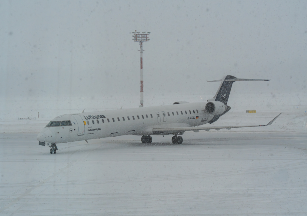 Lufthansa CRJ in snow