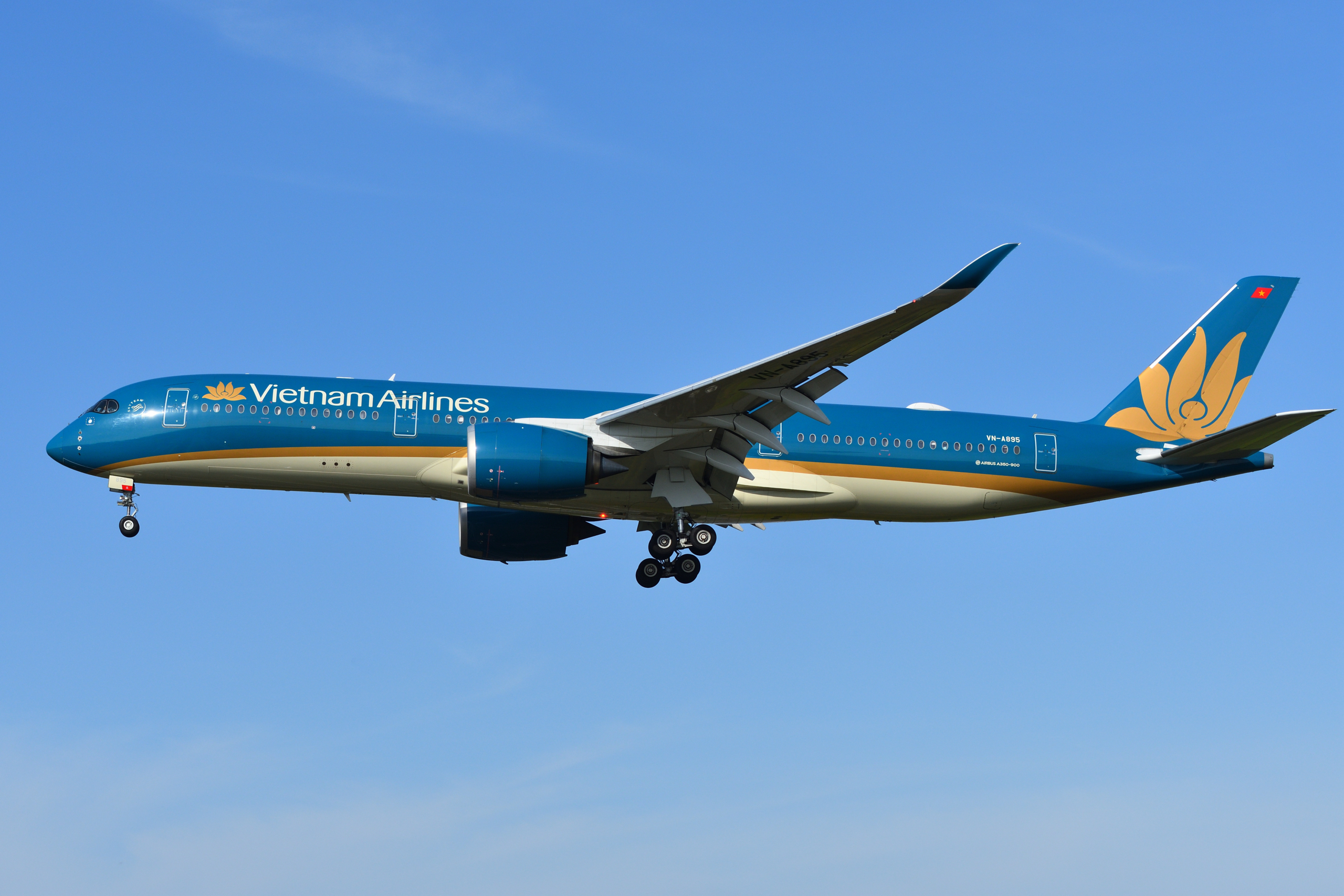 Vietnam Airlines Airbus A350 aircraft landing in Japan.