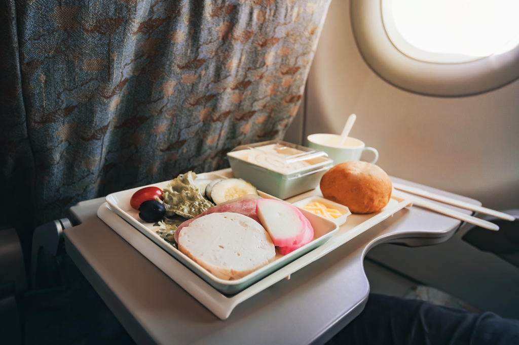 In-flight meal service tray for economy class