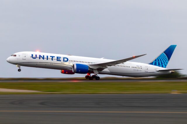 United Airlines Boeing 787-10 aircraft landing in Hawaii.