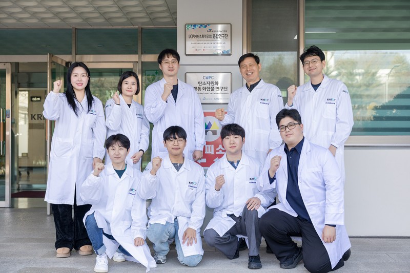 Dr Seungju Han, Dr Yunjo LEE (from the right) and research team at KRICT