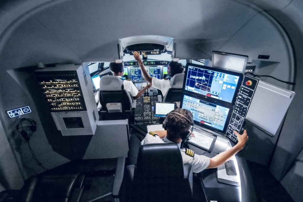 Full flight simulator for pilot training