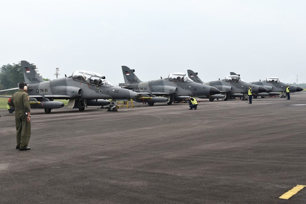 Three Hawk Mk 209s and one Hawk Mk 109 from the TNI-AU's Skadron Udara 12 'Black Panthers' are seen together on the flight line at Sri Mulyono Herlambang Air Base in Palembang, Indonesia, on 23 May 2017. Image: TNI-AU