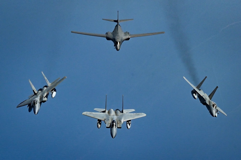 Super bowl flyover aircraft B-1B lancer and F-15X Eagles