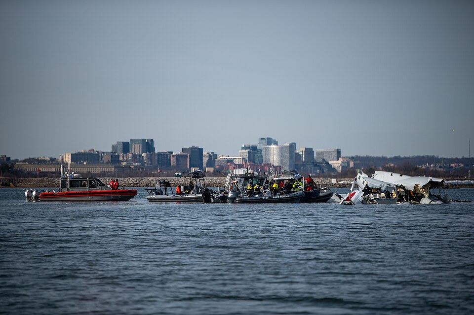 US Coast Guard recovers wreckage from the DCA crash site