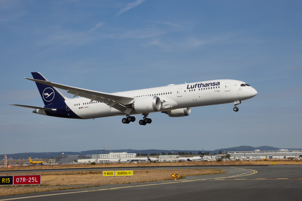 Arrival of the first Lufthansa 787 aircraft landing in Frankfurt.