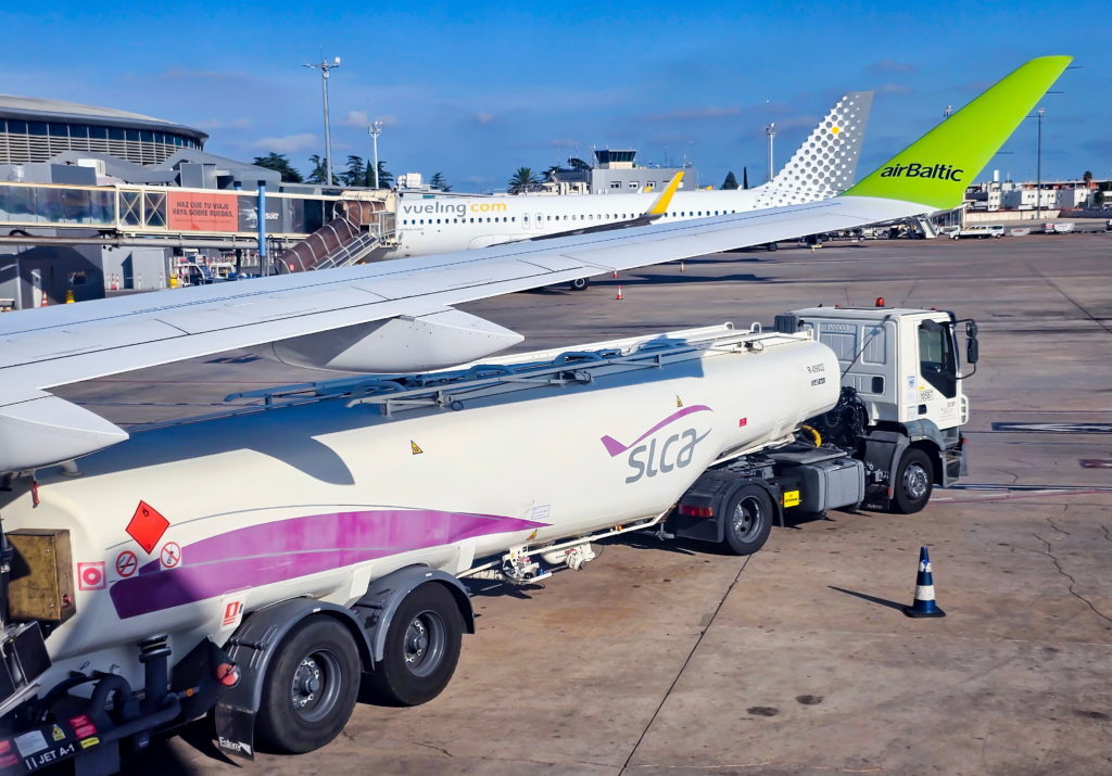 refuelling AirBaltic A220 