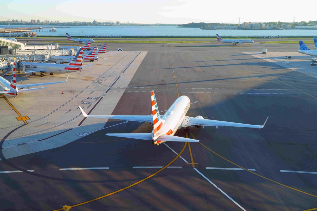 American Airlines taxiing at LaGuardia Airport